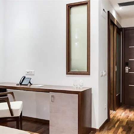 Hotel City5 & By Lsa - Free Parking 3*